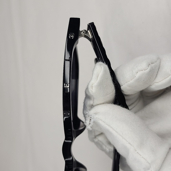 Chanel Sunglasses letters on top - Picture 11 of 17